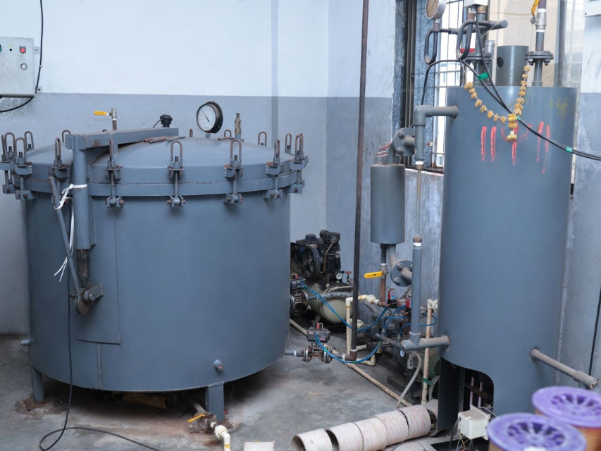 Yarn heat setting ager machine